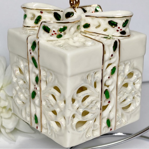 Craven Pottery Iridescent Ivory Perforated Gift Box Ornament Holly Accents NEW - Picture 9 of 9